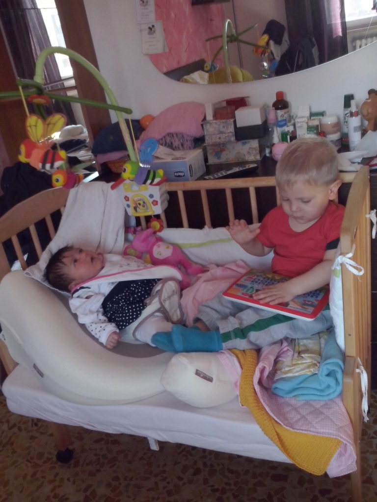 Due bambini nel lettonesoluzioni per dormire comodi.